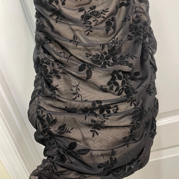 black bodycon dress with floral detailing - Picture 5 of 8